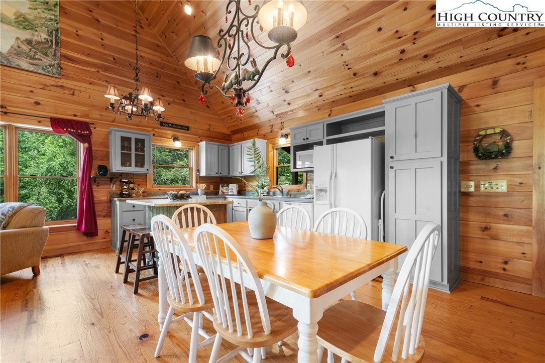 976 Twin Bridges Drive