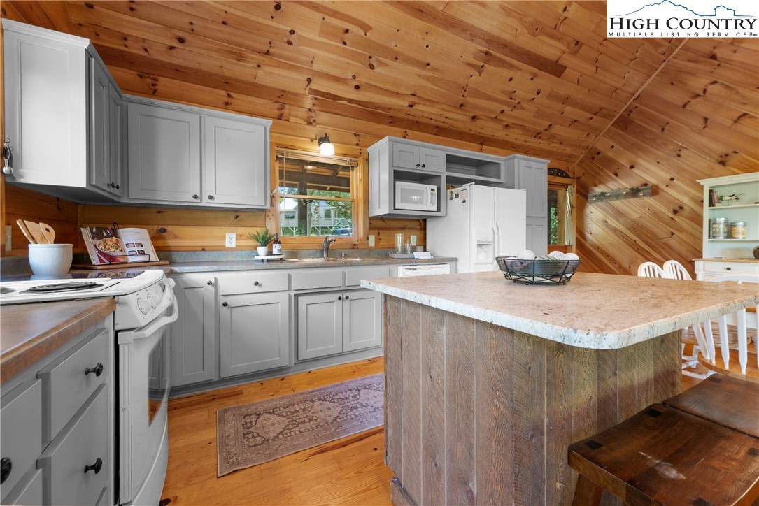 976 Twin Bridges Drive