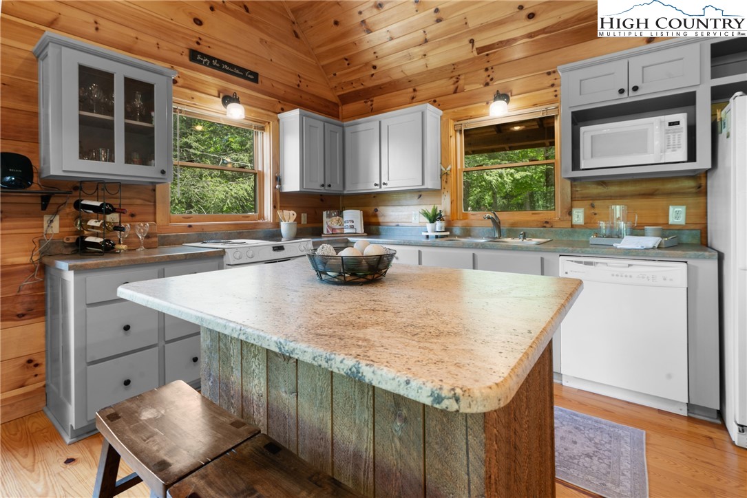 976 Twin Bridges Drive