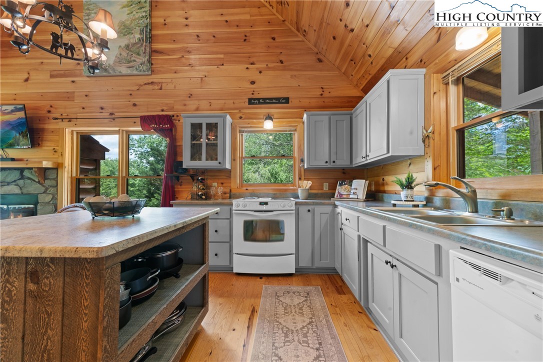 976 Twin Bridges Drive