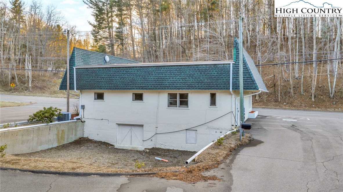 900 U.S. Hwy 221 Business Highway