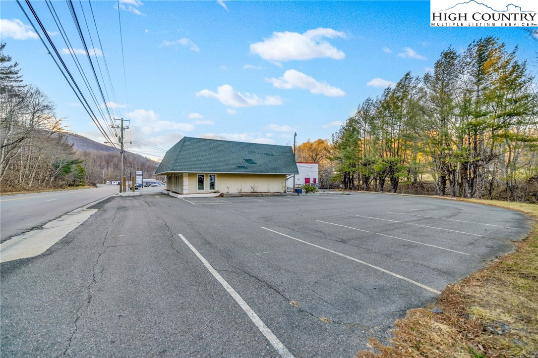 900 U.S. Hwy 221 Business Highway