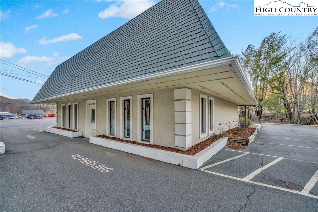 900 U.S. Hwy 221 Business Highway