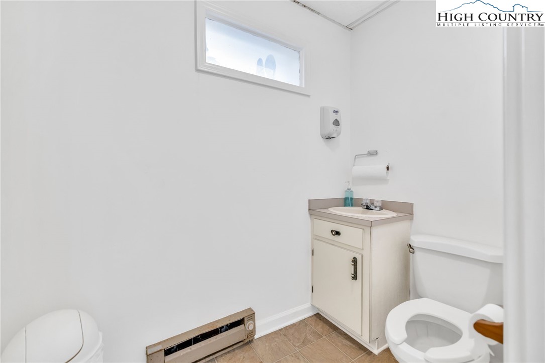 900 U.S. Hwy 221 Business Highway