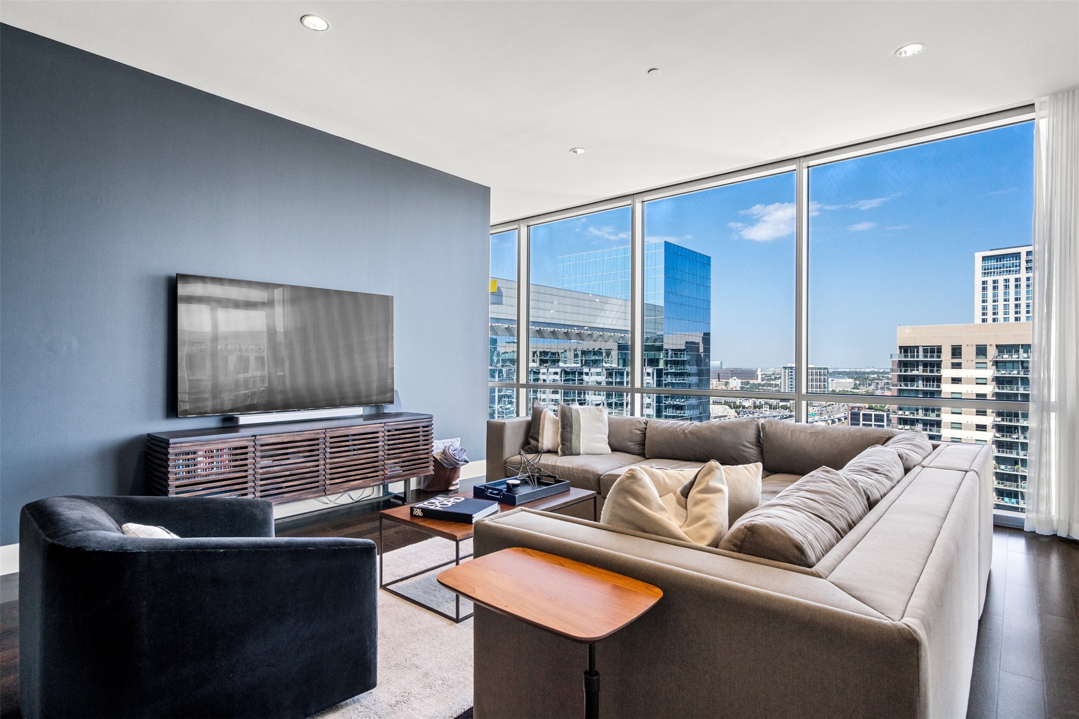 2200 Victory Avenue 2001