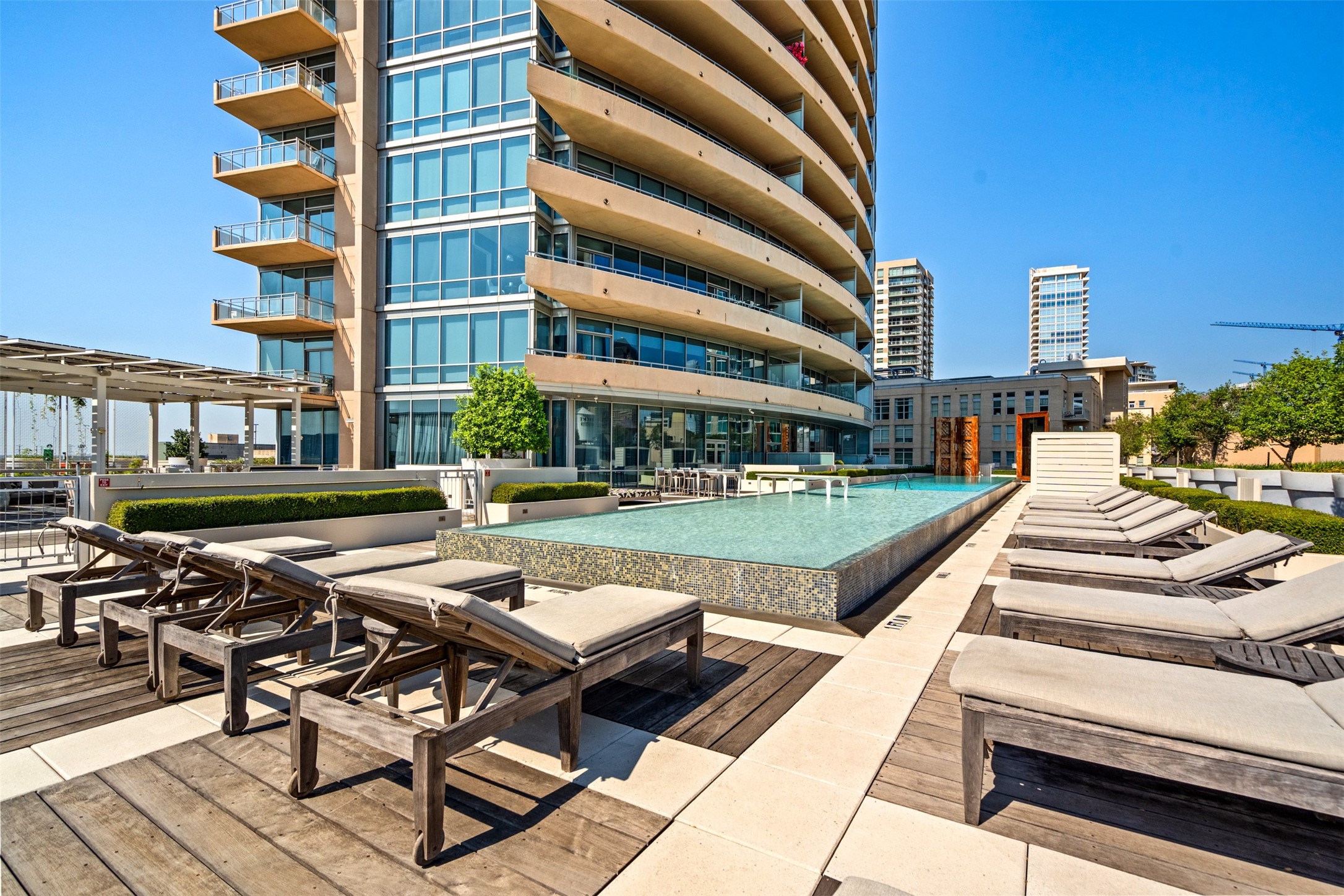 2200 Victory Avenue 2001