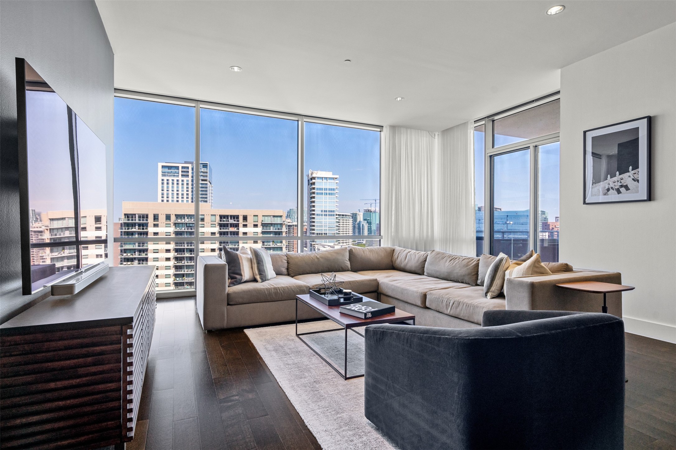 2200 Victory Avenue 2001