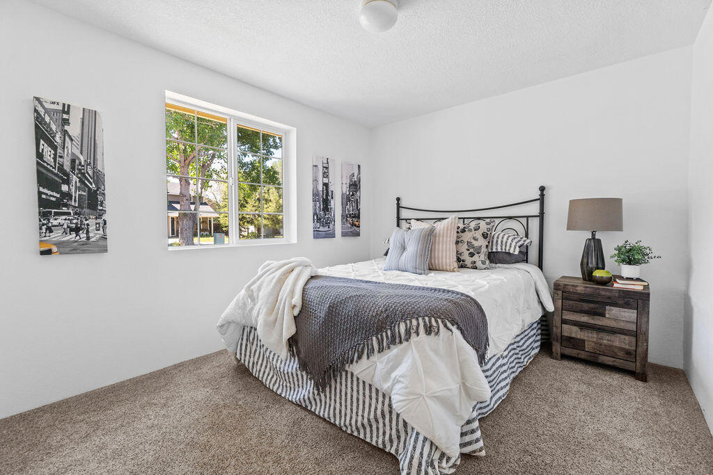 108 N Dark Horse Lane