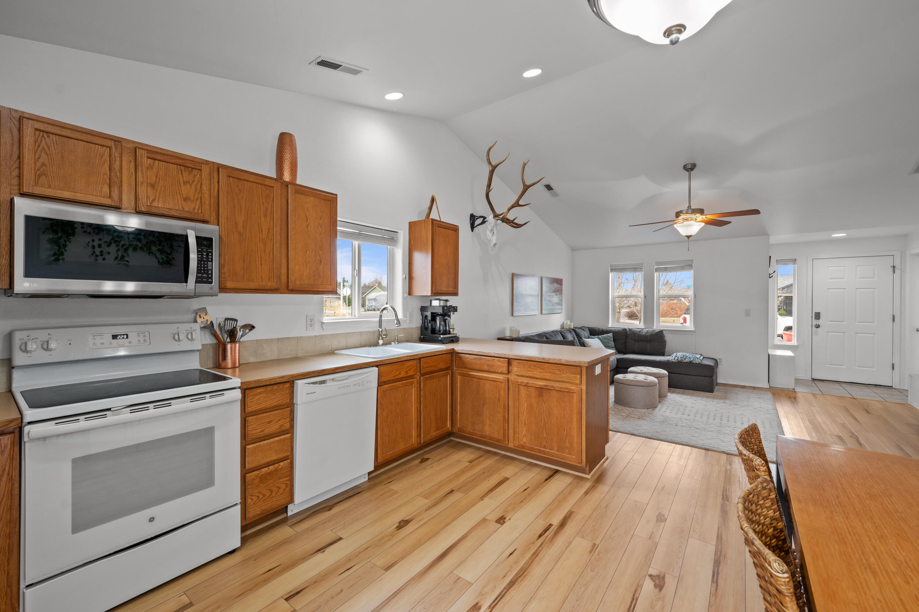 3103 SW Peridot Avenue