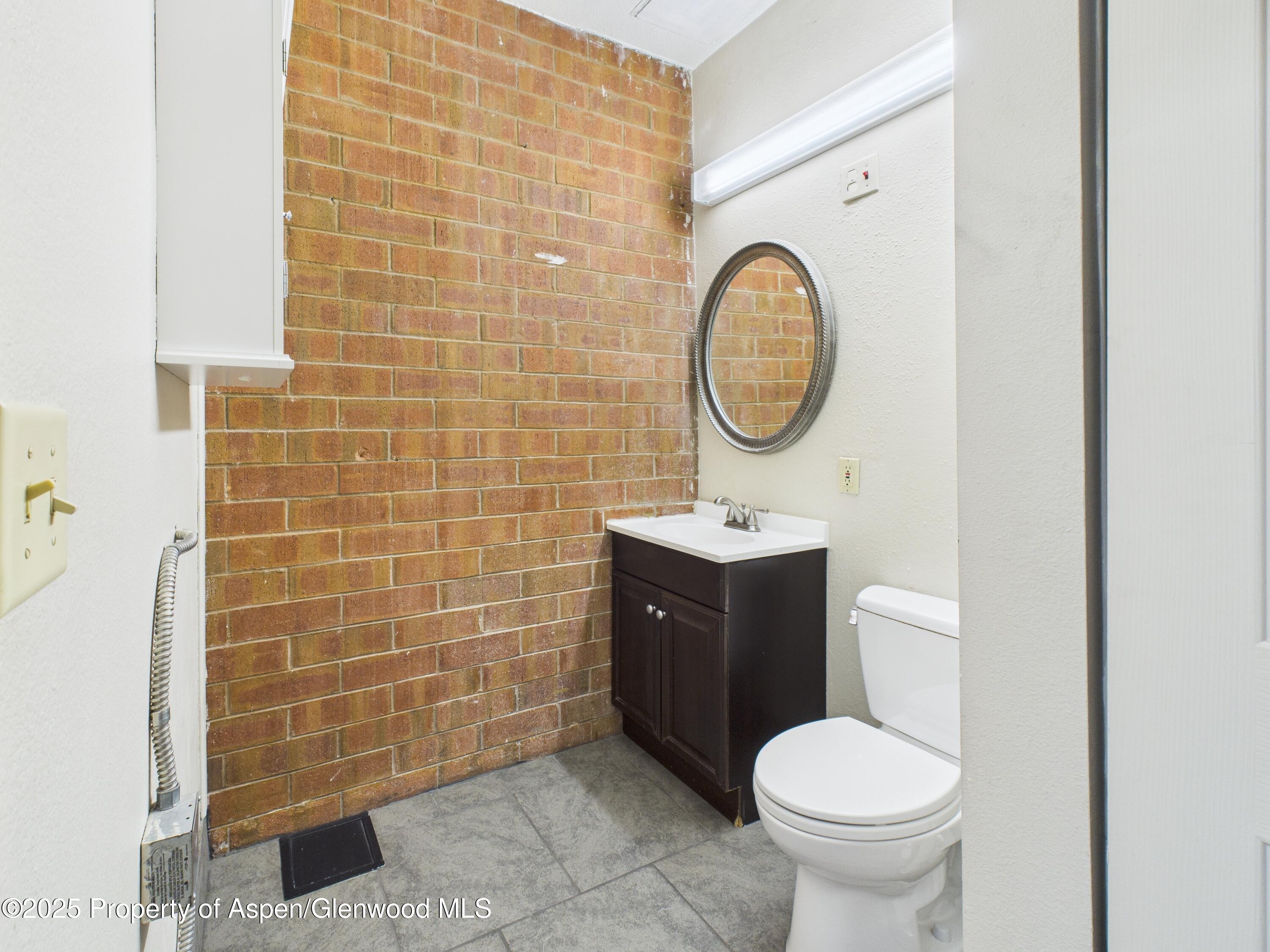 533 E Hopkins Avenue, 103