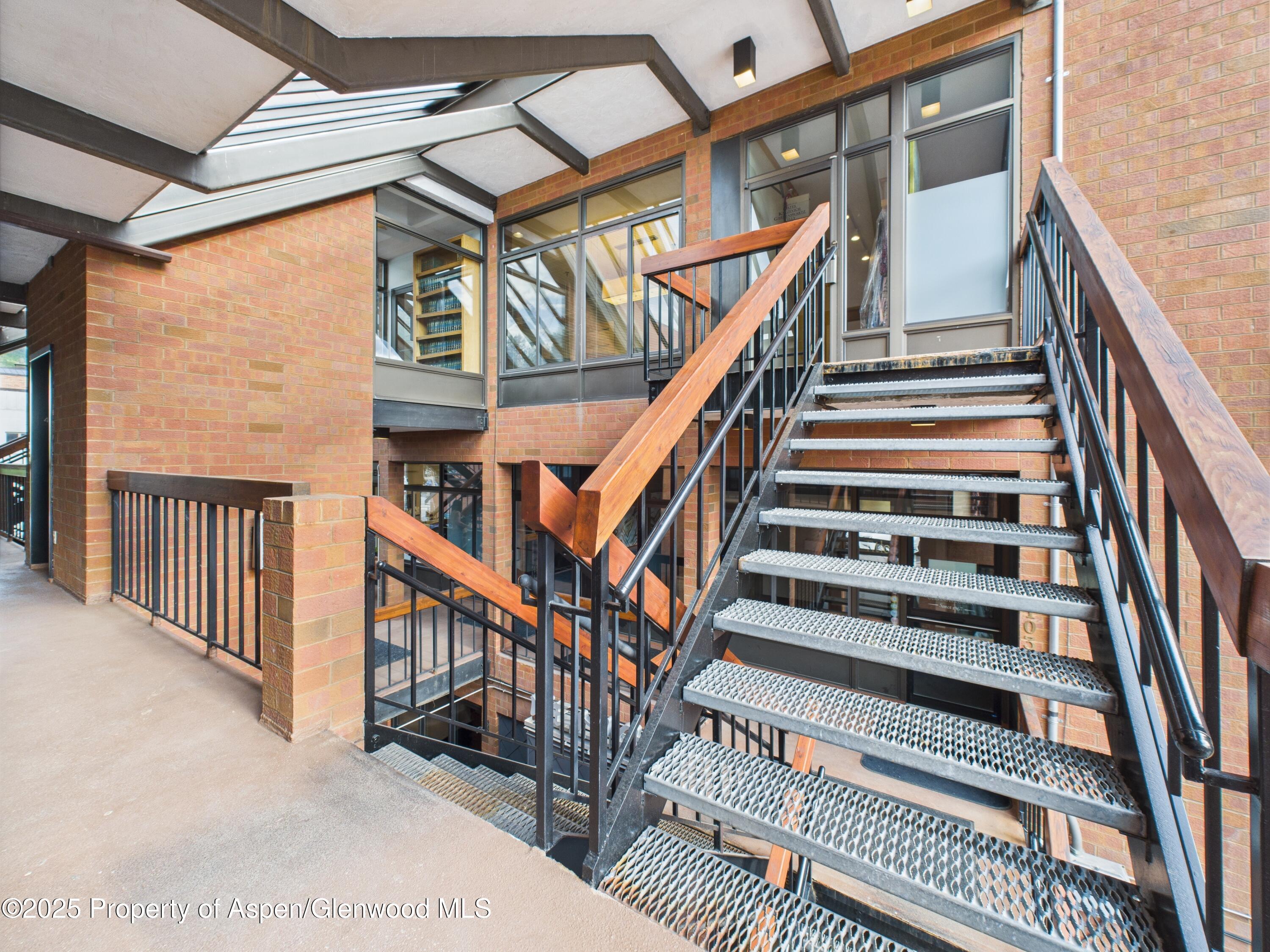 533 E Hopkins Avenue, 103