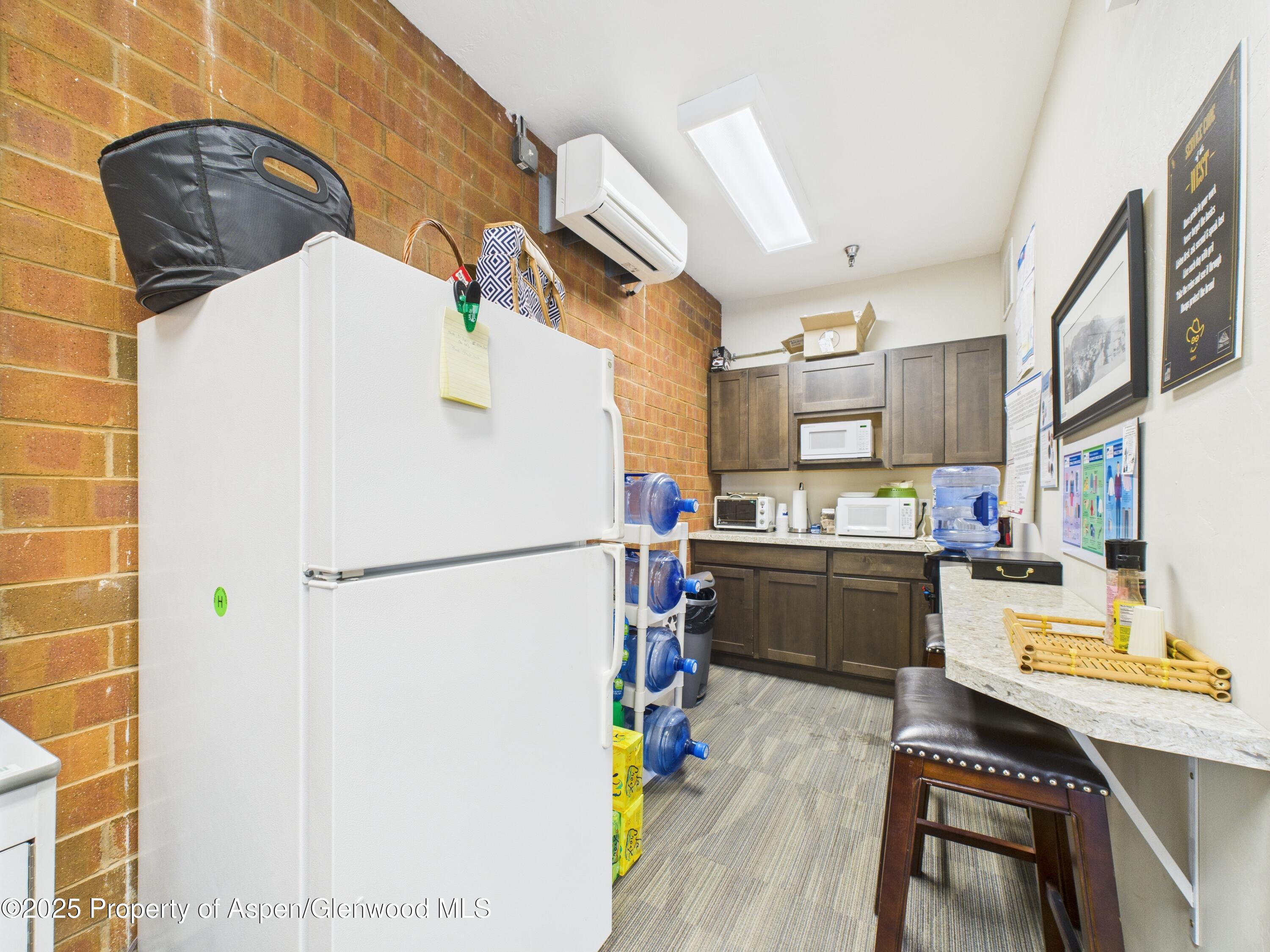 533 E Hopkins Avenue, 103