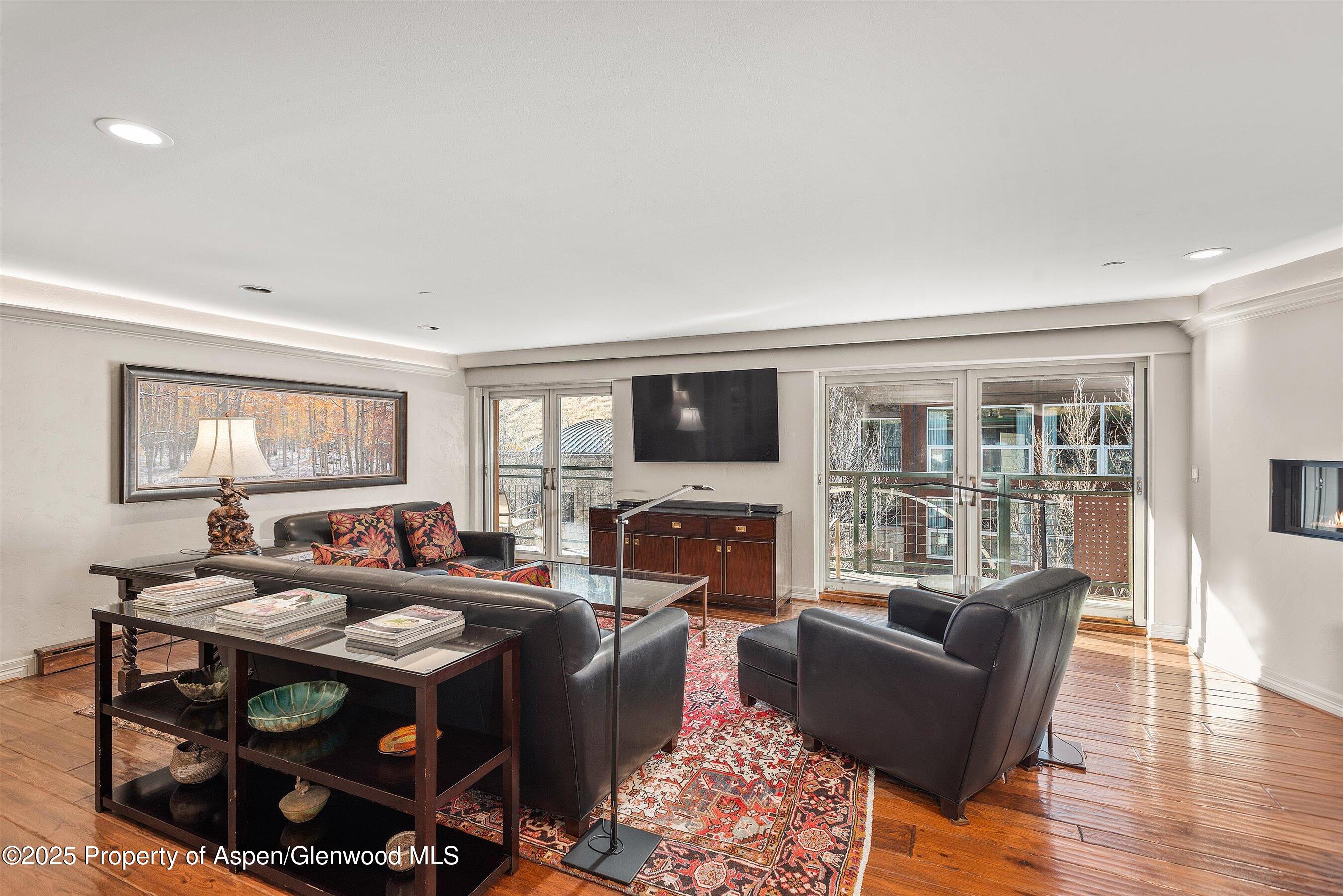 555 E Durant Avenue, 4E