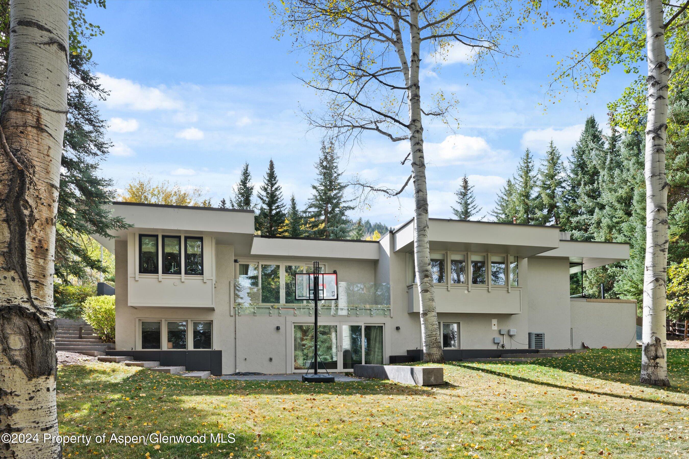 721 Meadowood Drive