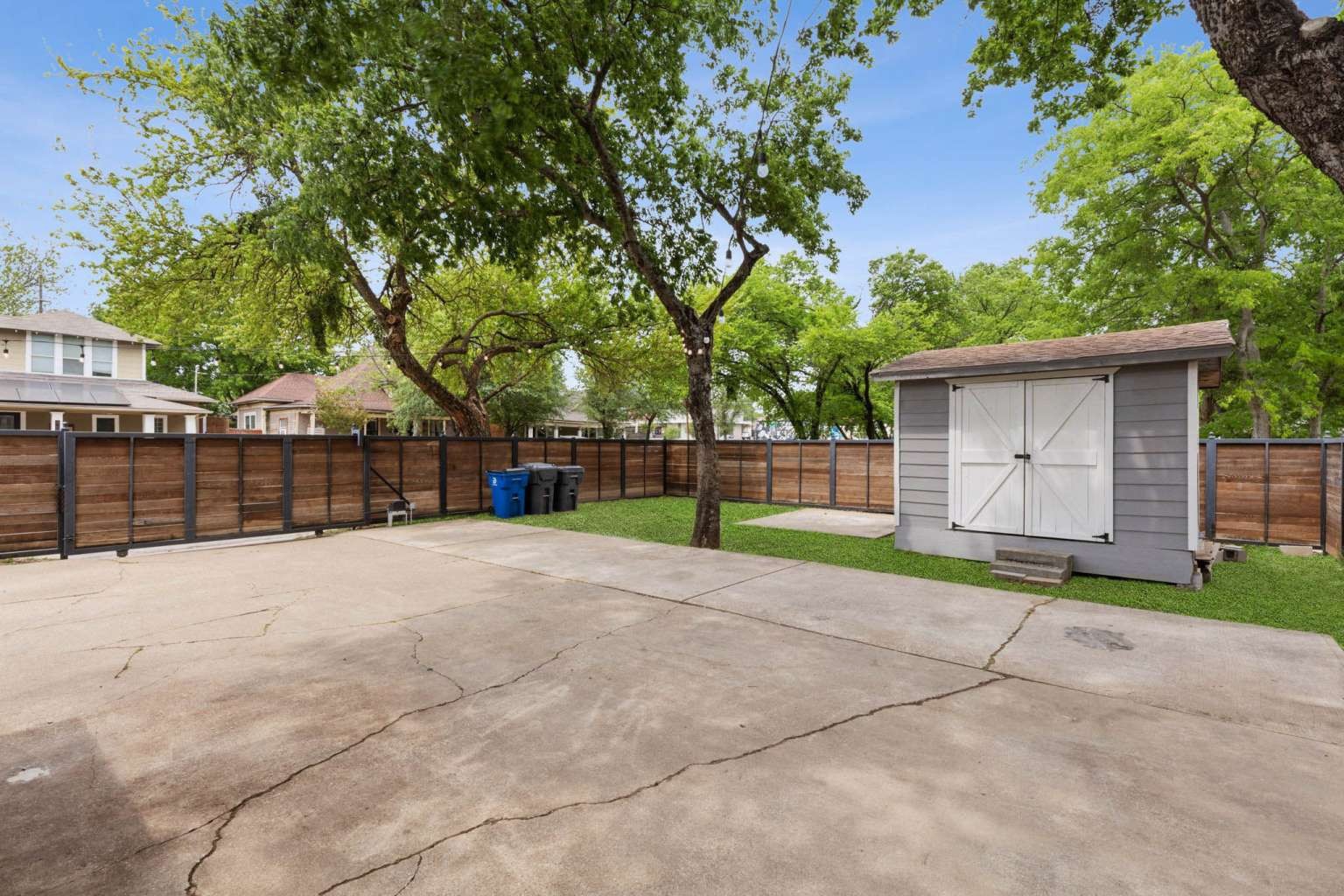 937 W 8th Street