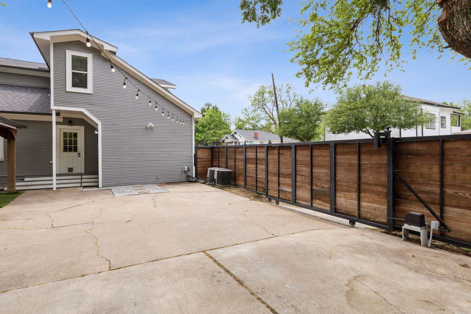 937 W 8th Street
