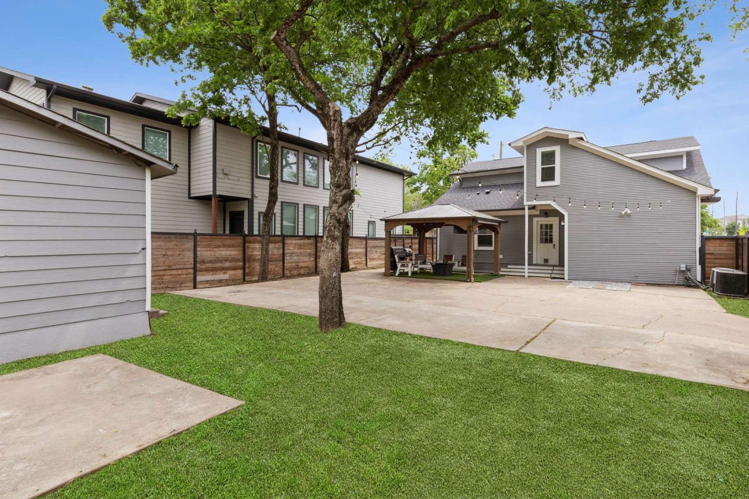 937 W 8th Street