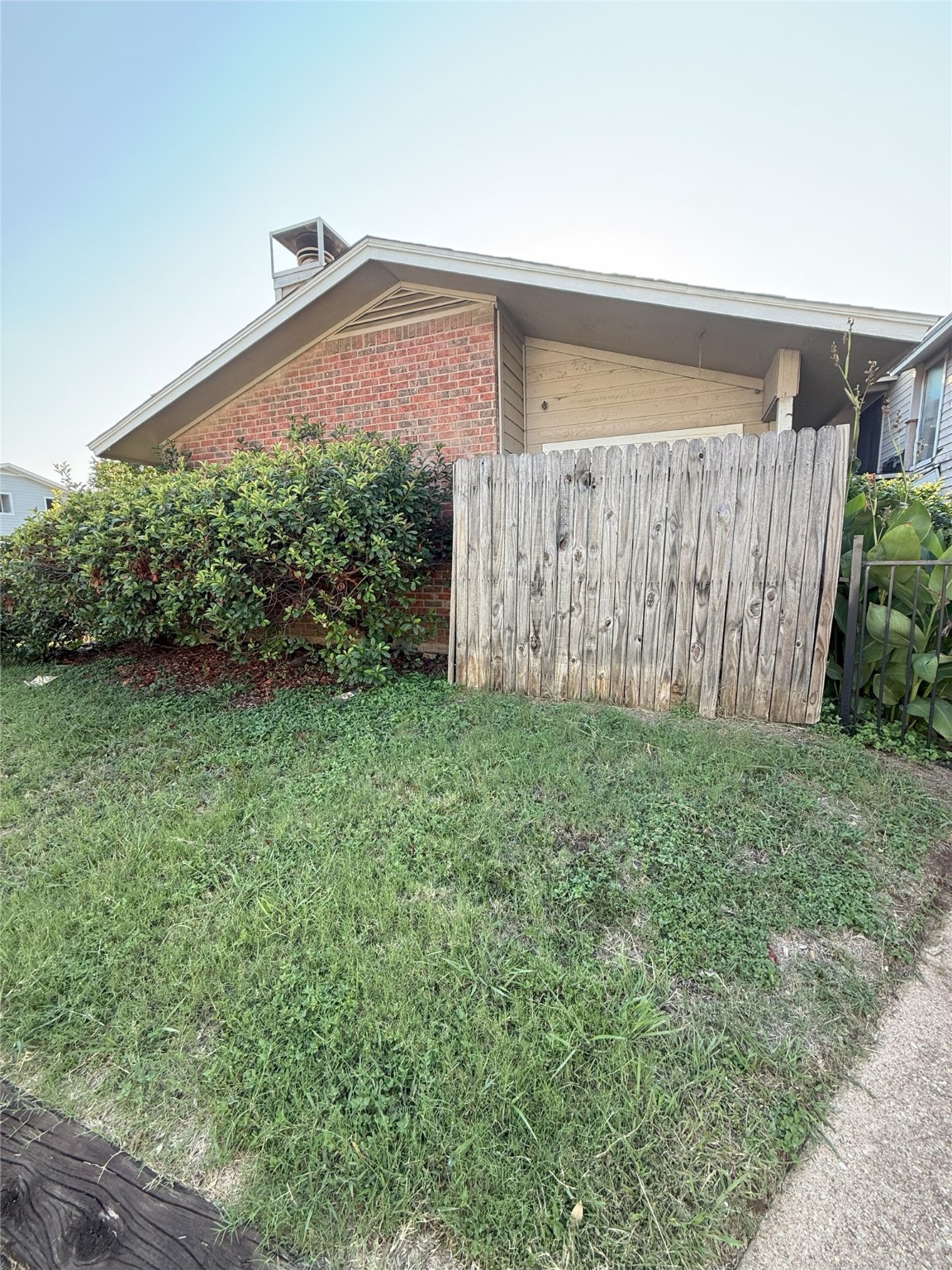 2135 Knoll Crest Drive