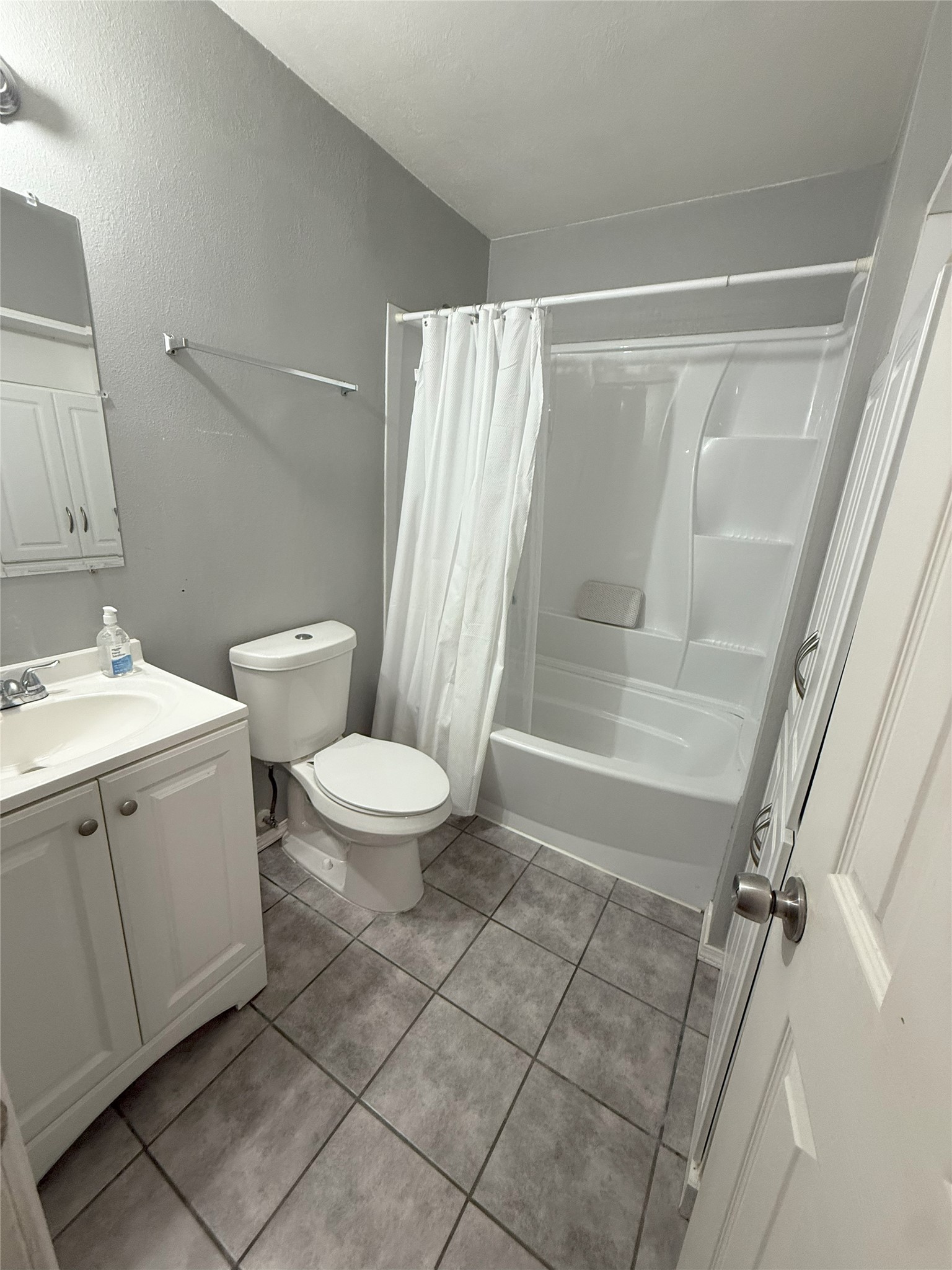 2135 Knoll Crest Drive