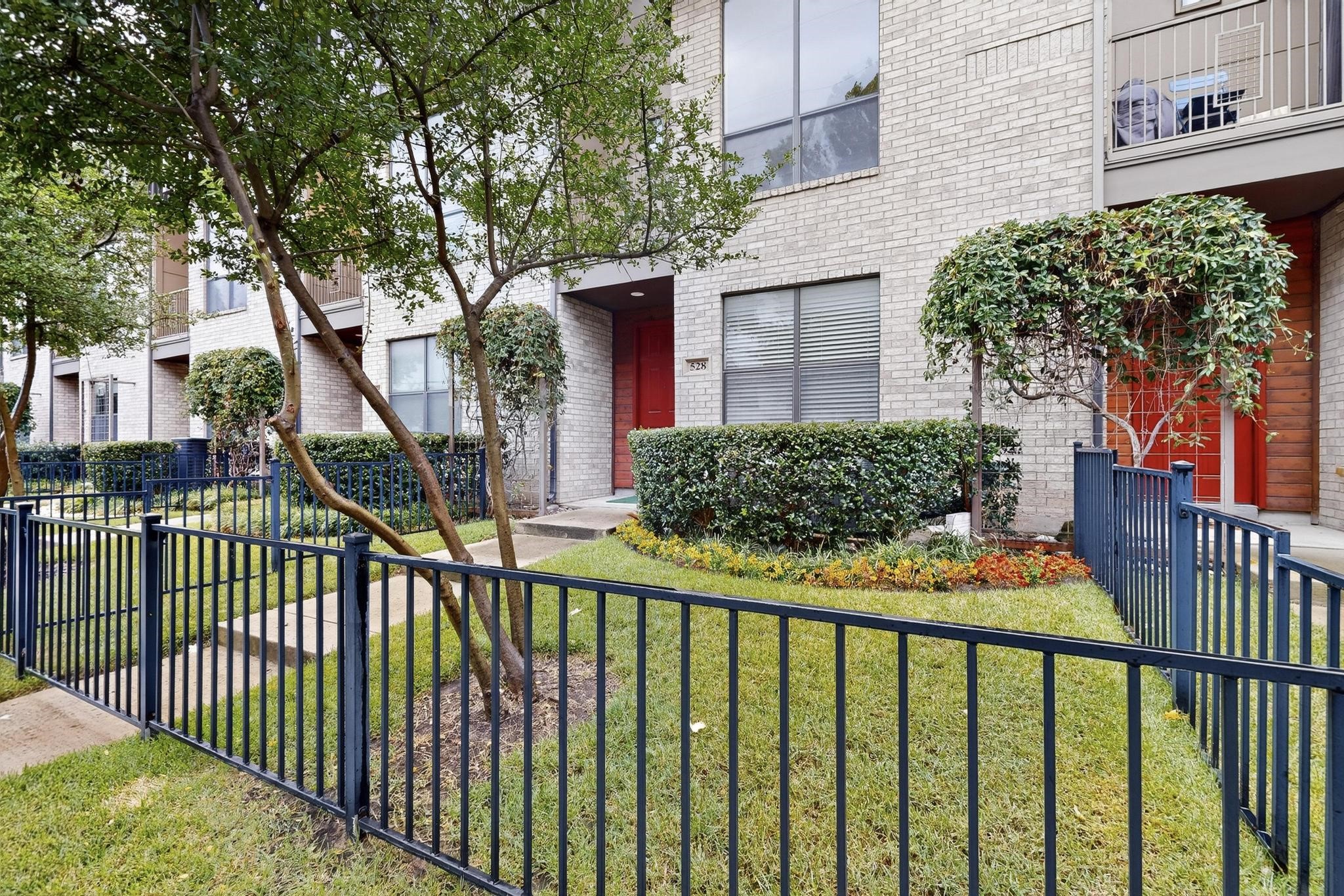 4211 Rawlins Street 528