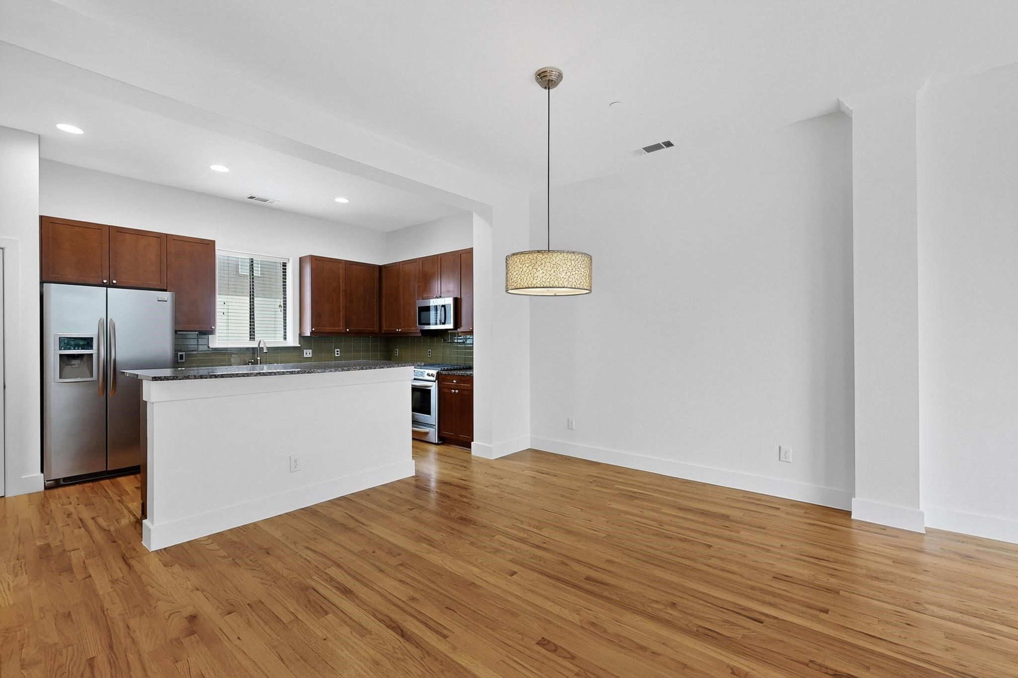 4211 Rawlins Street 528