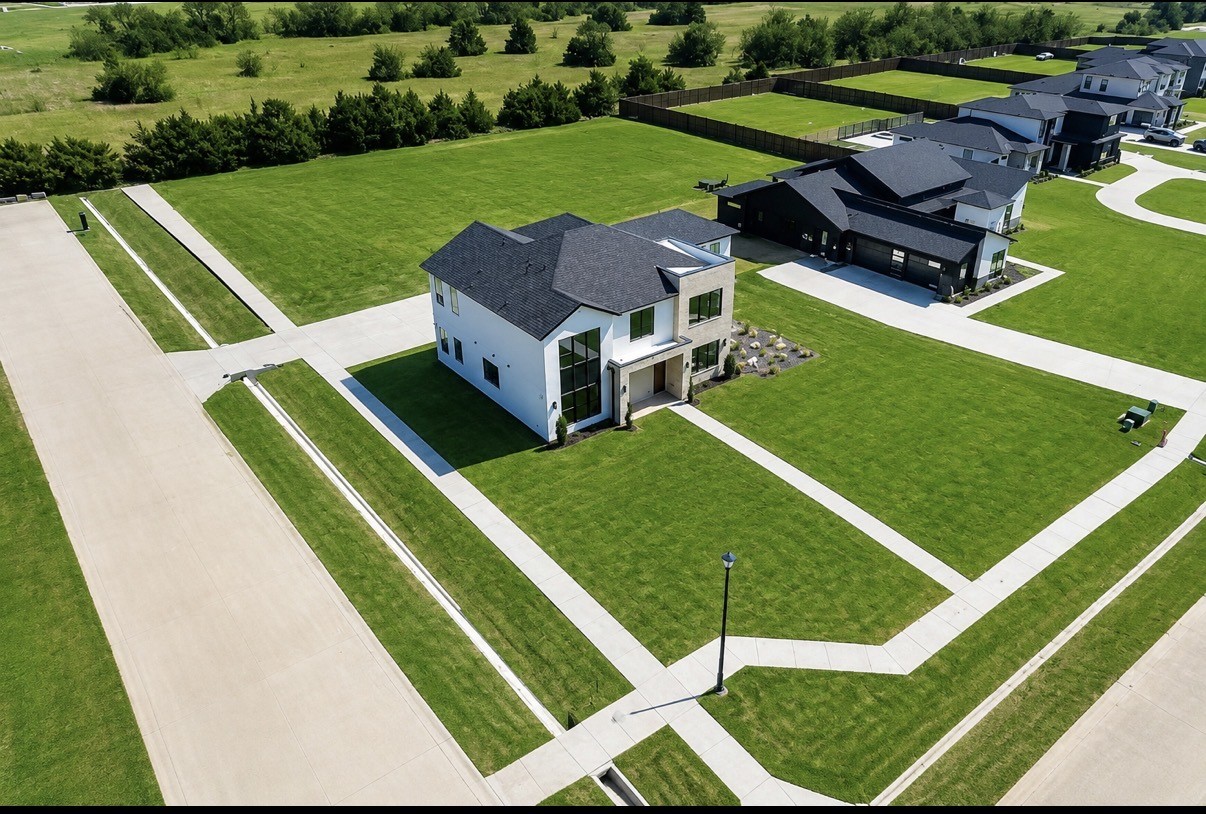 436 Whispering Way