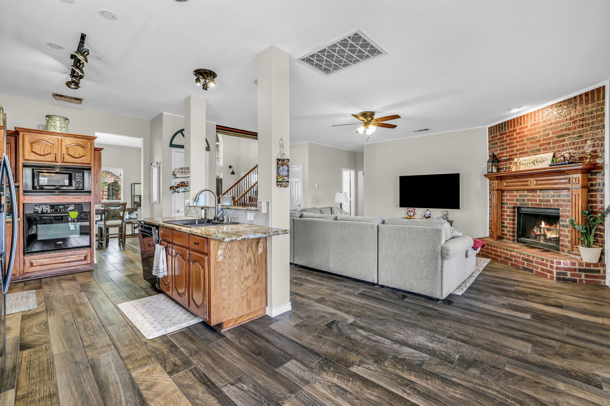 1216 Majestic Way