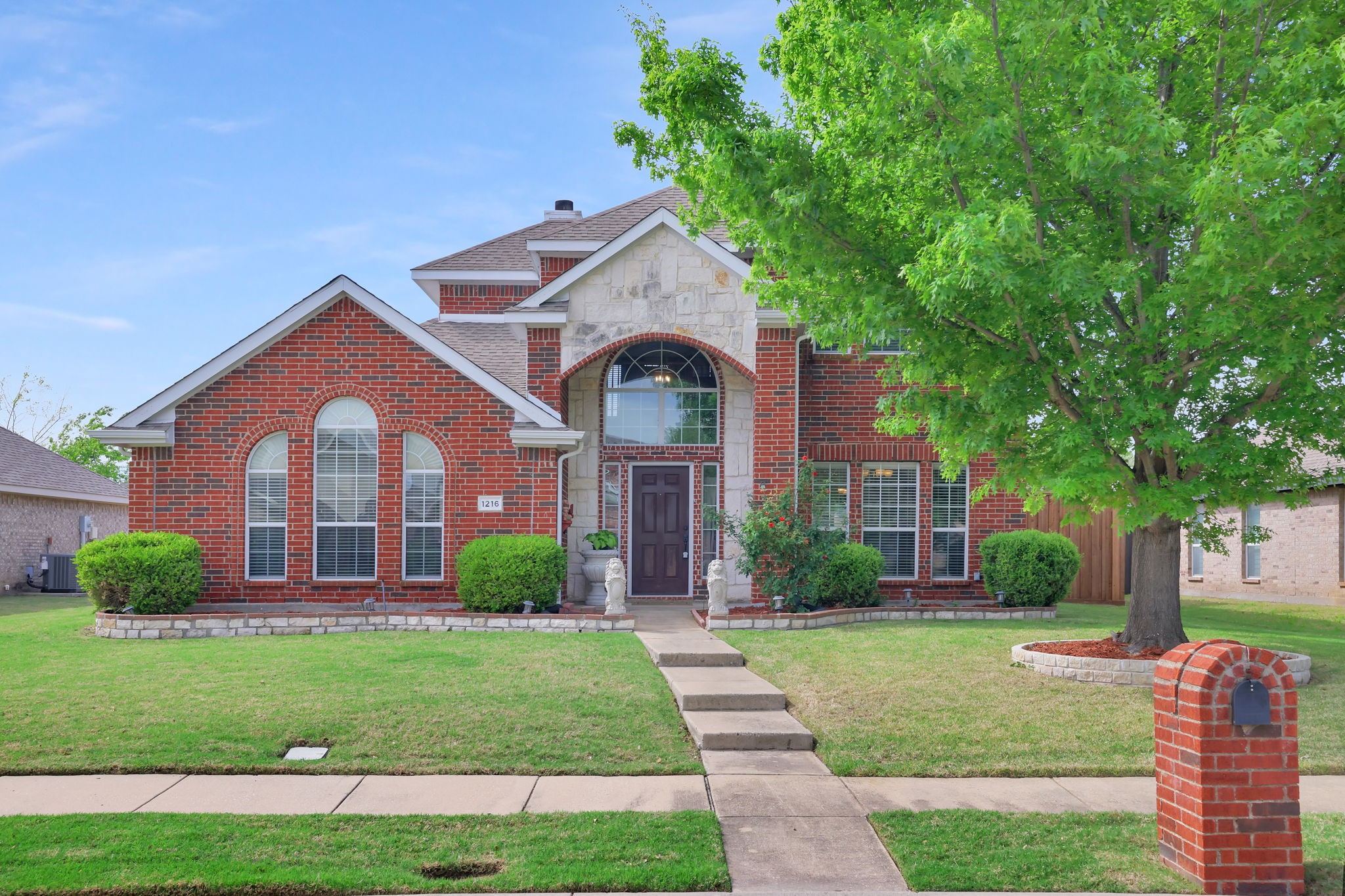 1216 Majestic Way