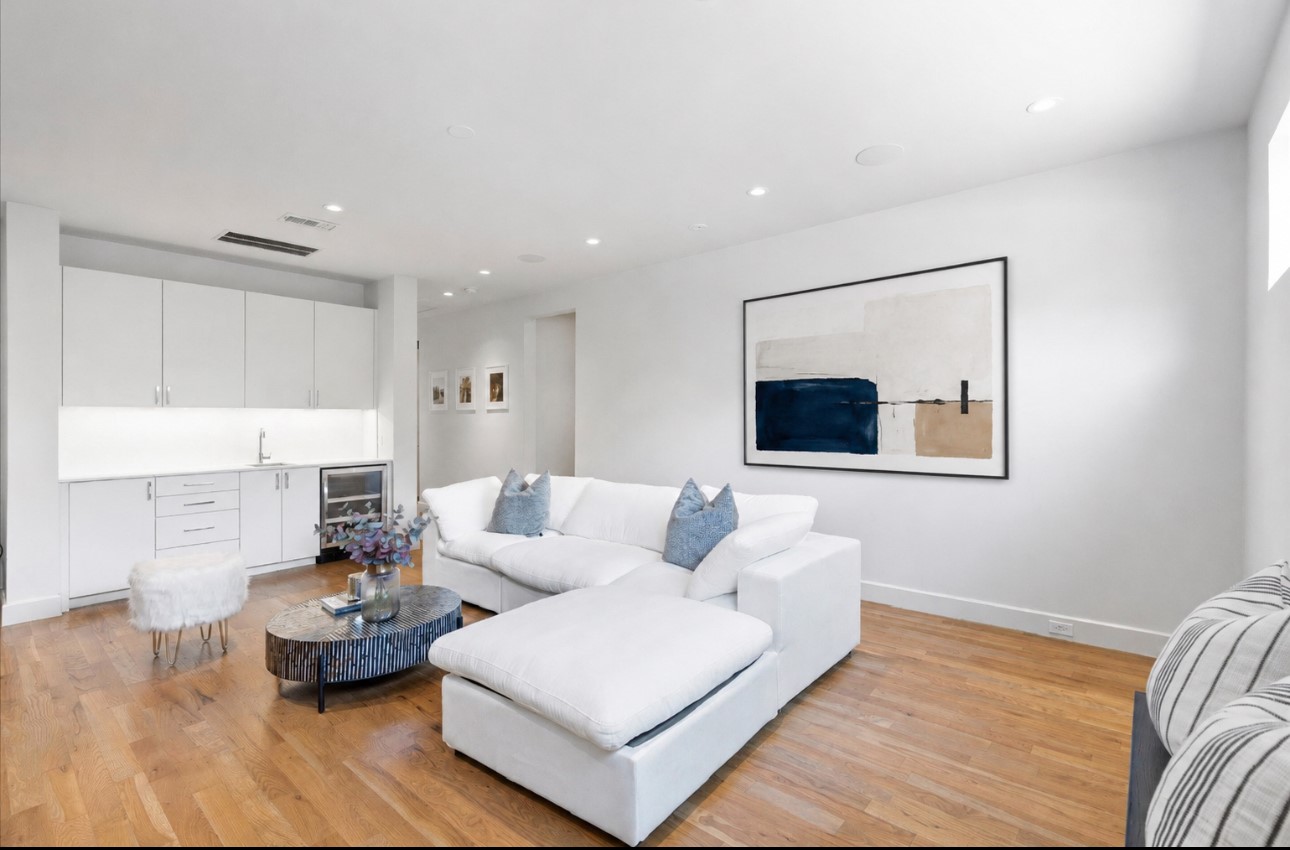 3867 Van Ness Lane