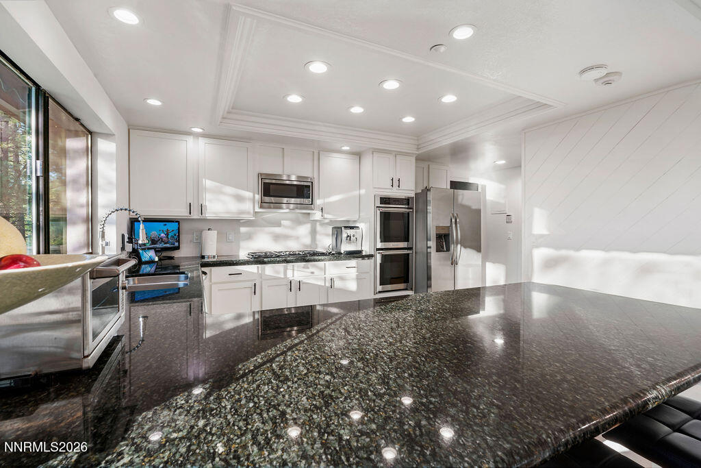 695 Lakeview Drive