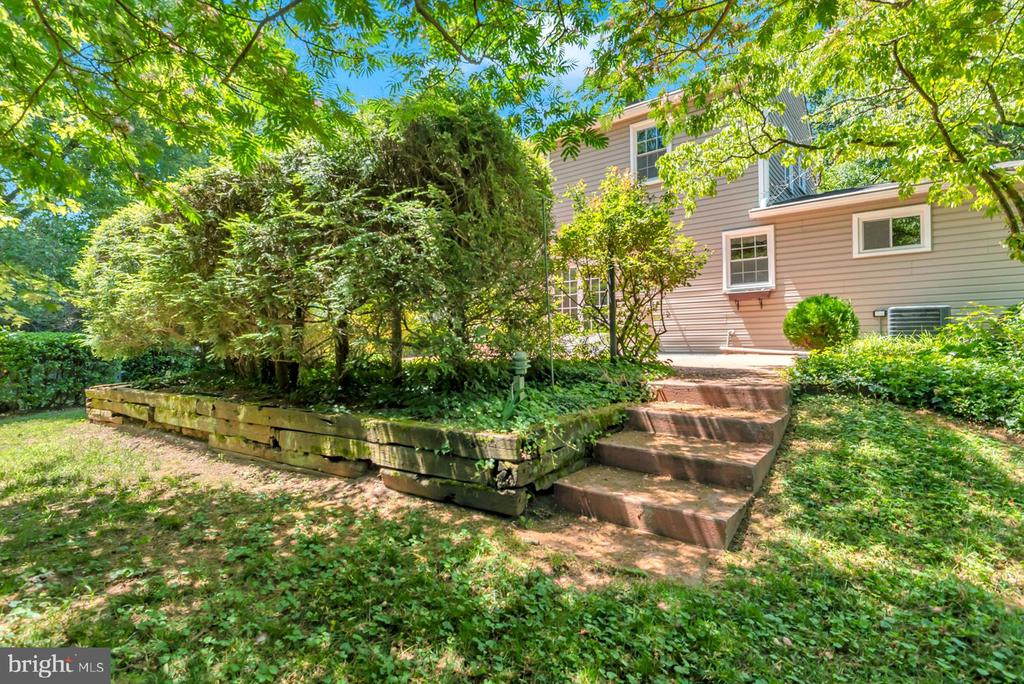 2 Lynhaven Ct