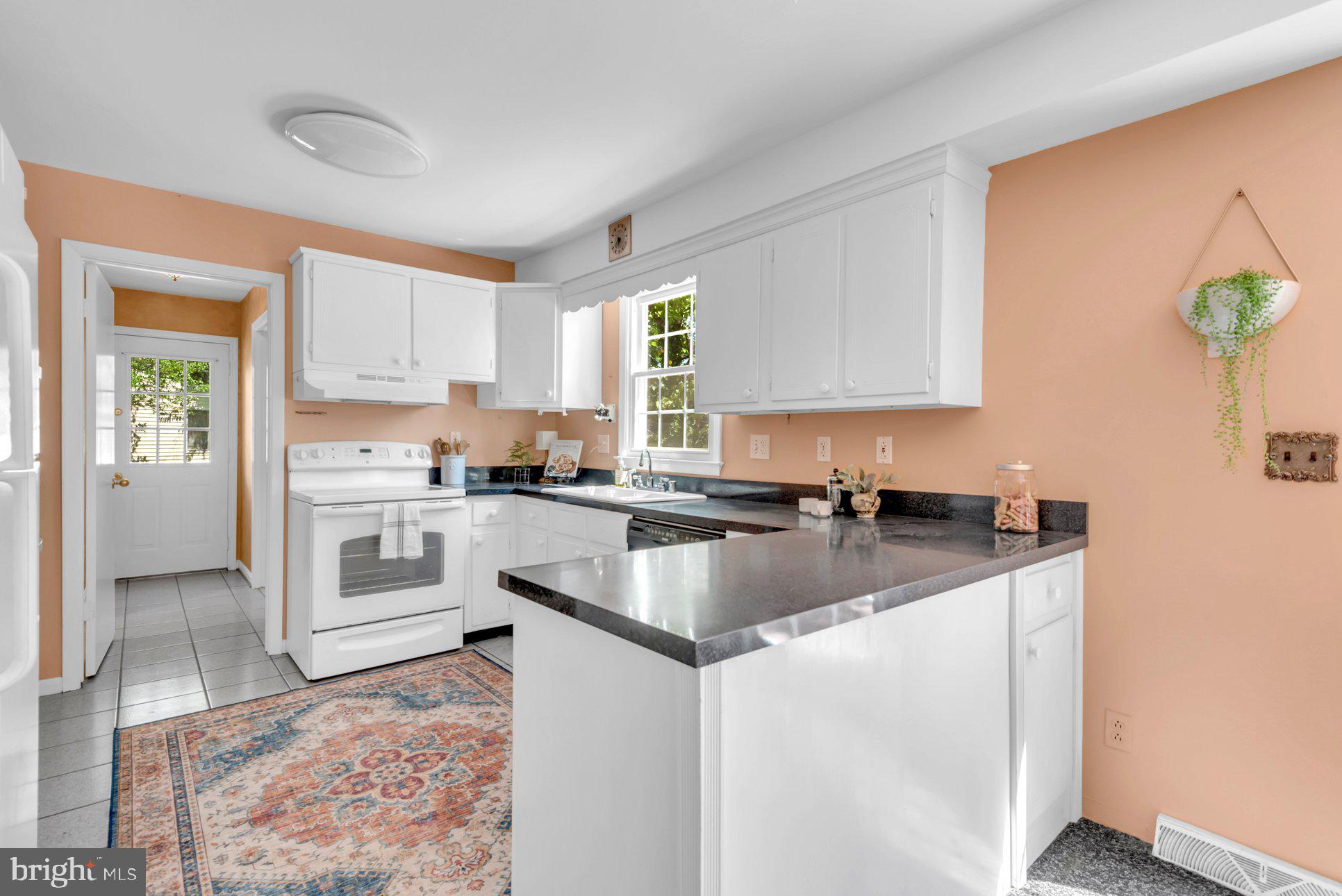 2 Lynhaven Ct