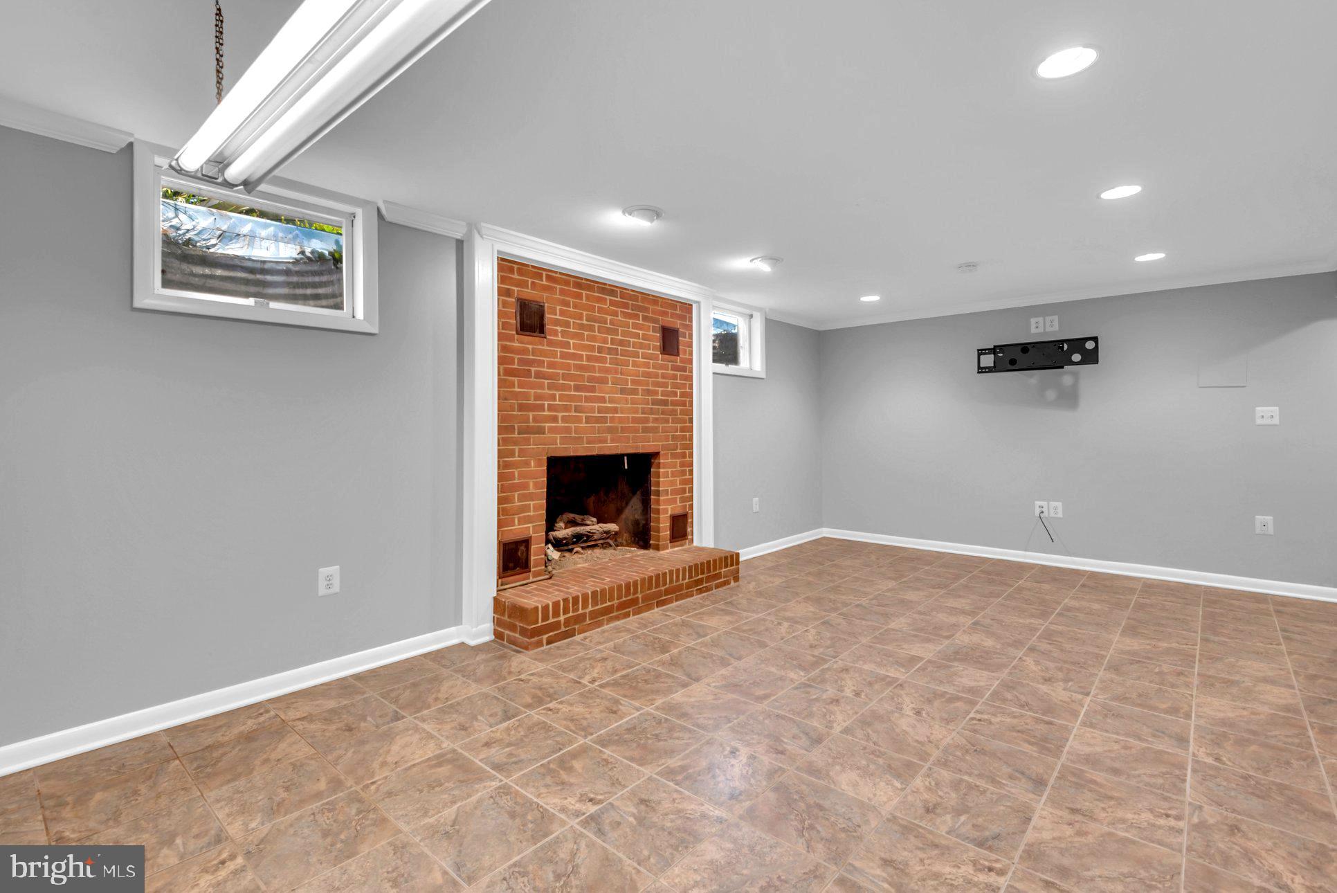 2 Lynhaven Ct