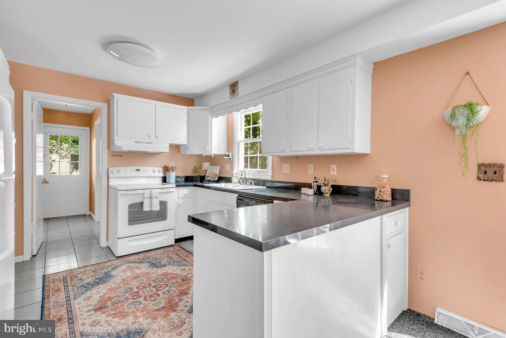 2 Lynhaven Ct