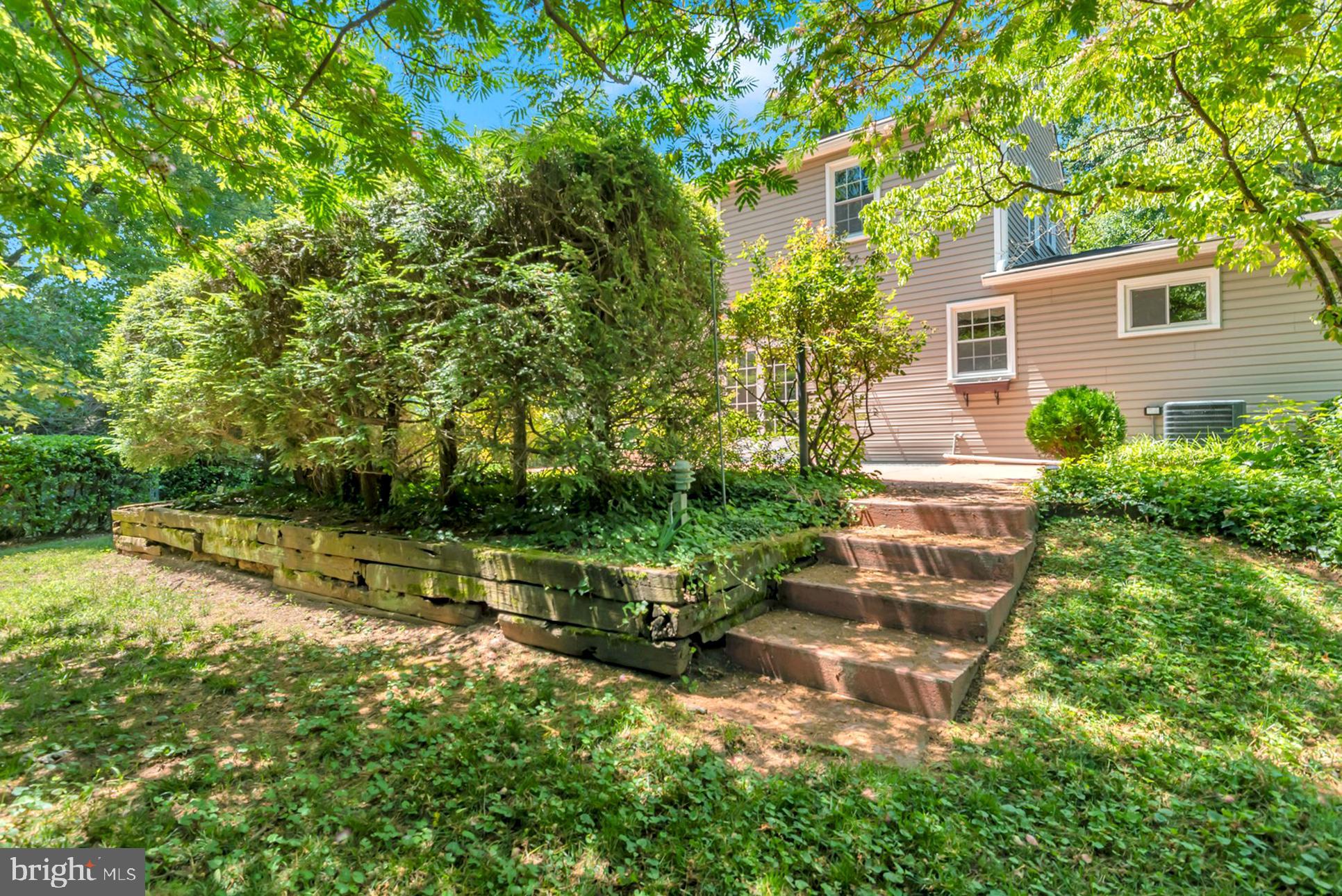 2 Lynhaven Ct