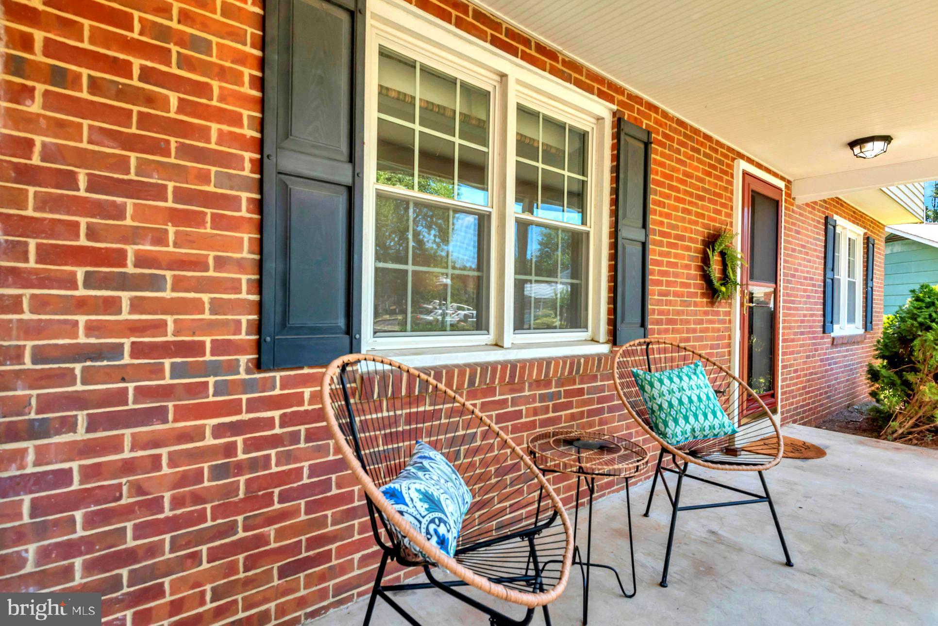 2 Lynhaven Ct