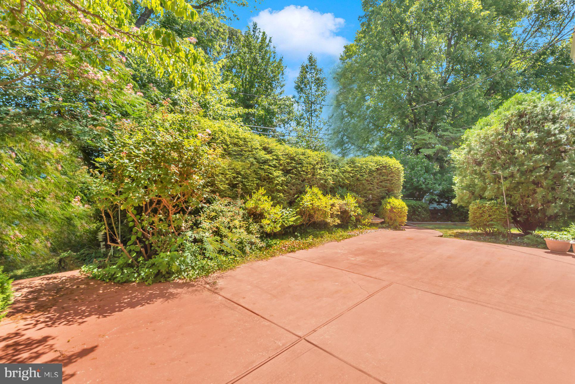 2 Lynhaven Ct