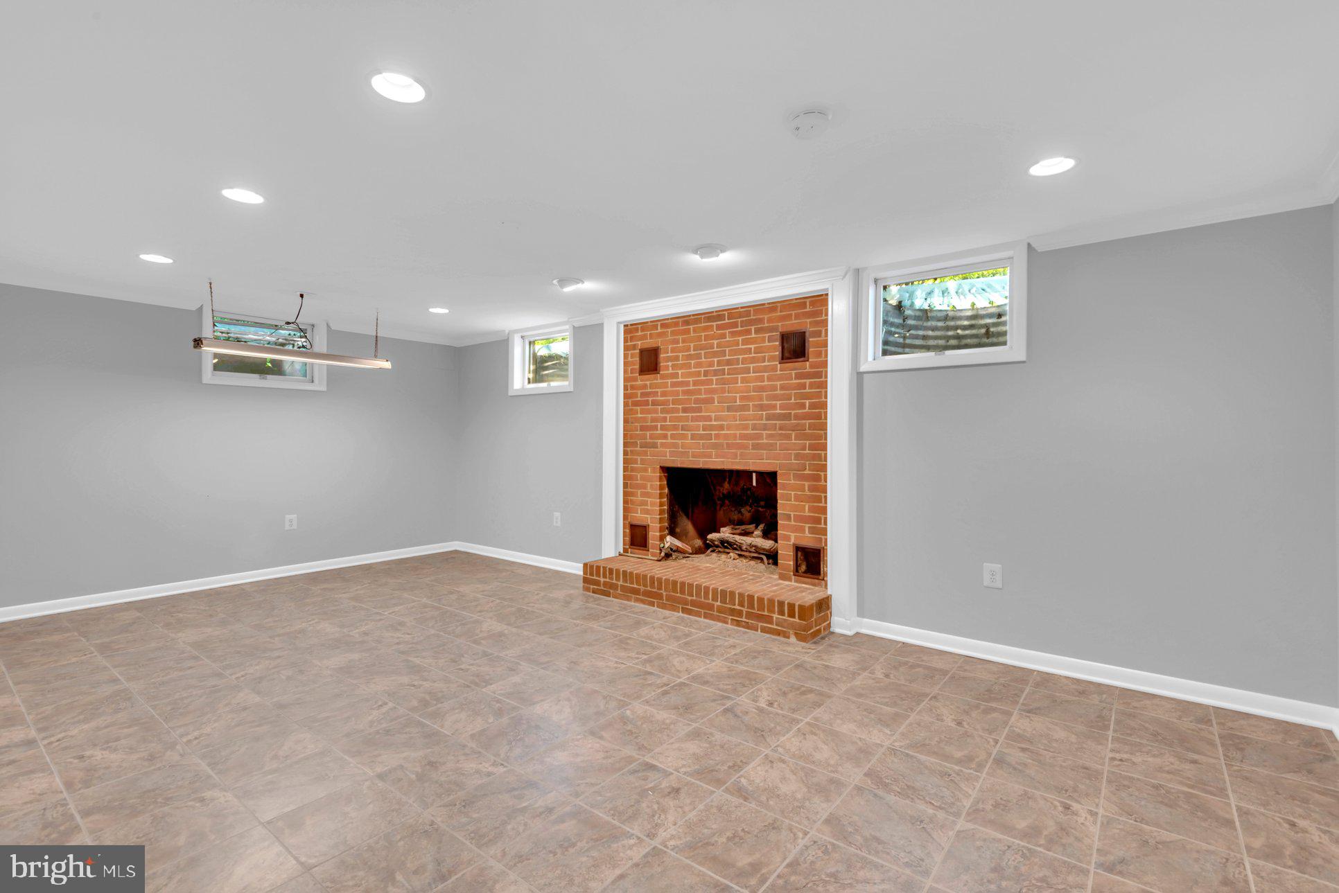 2 Lynhaven Ct