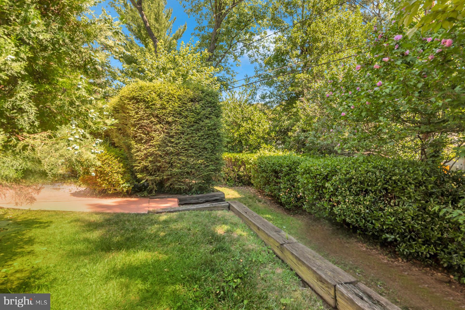 2 Lynhaven Ct