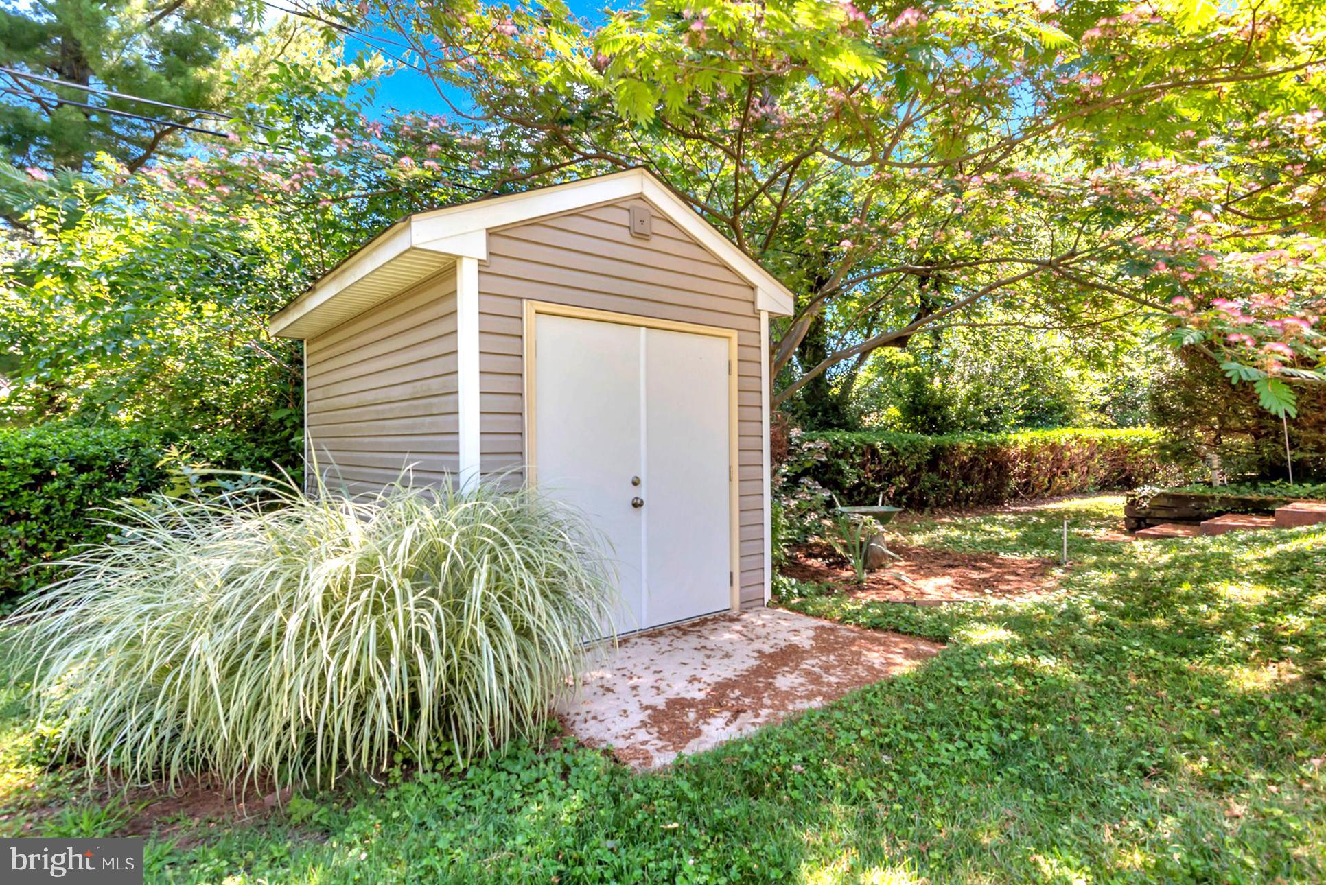 2 Lynhaven Ct