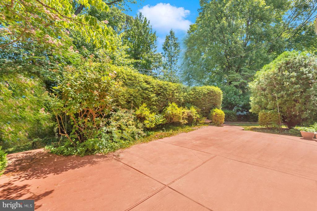 2 Lynhaven Ct
