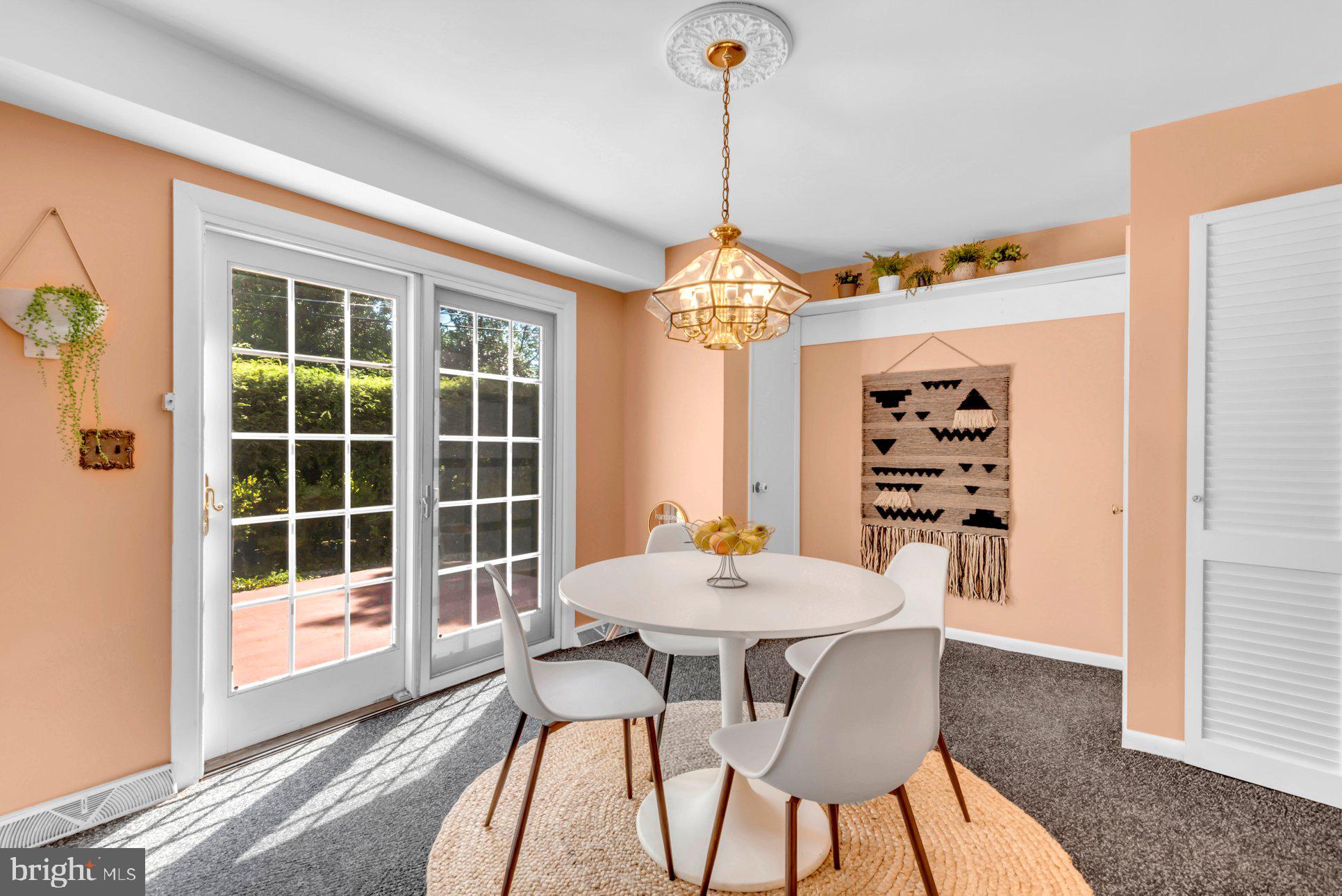2 Lynhaven Ct