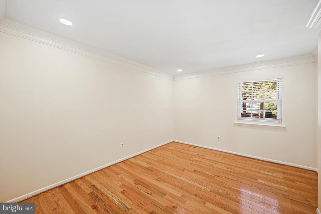 11 HOLLY RD