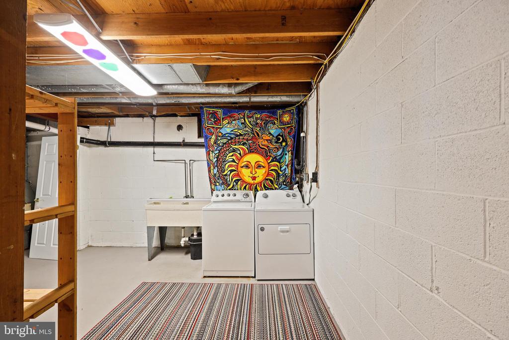 11 HOLLY RD