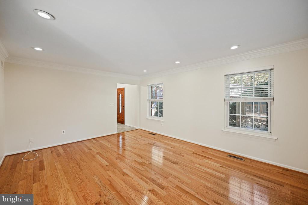 11 HOLLY RD