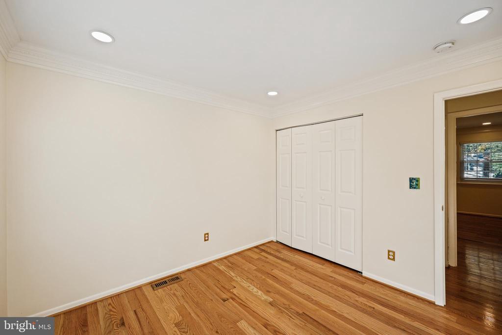 11 HOLLY RD