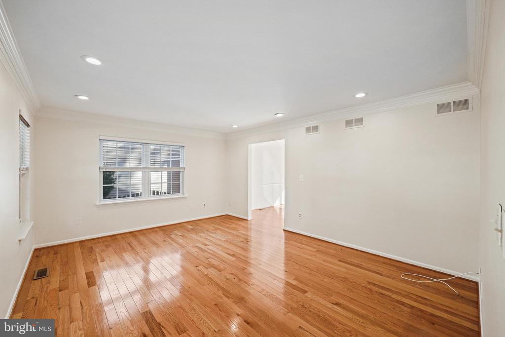 11 HOLLY RD