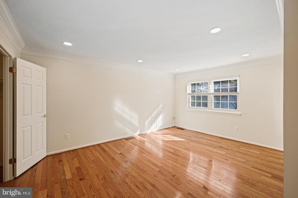 11 HOLLY RD