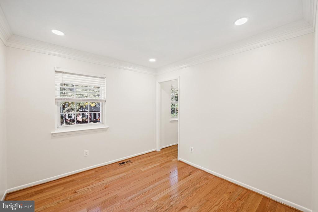11 HOLLY RD