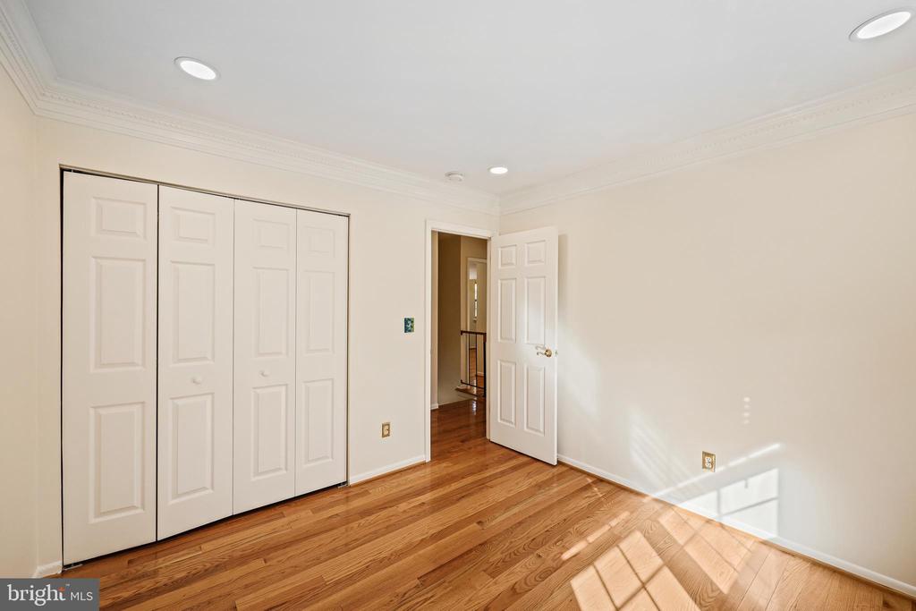11 HOLLY RD